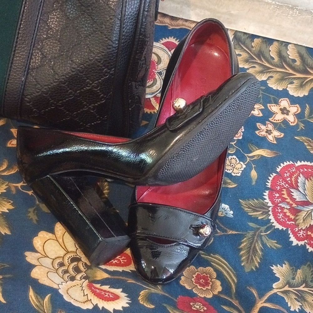 Gucci Black Patent Leather High Heels with Red Interior - Picture 5 of 10